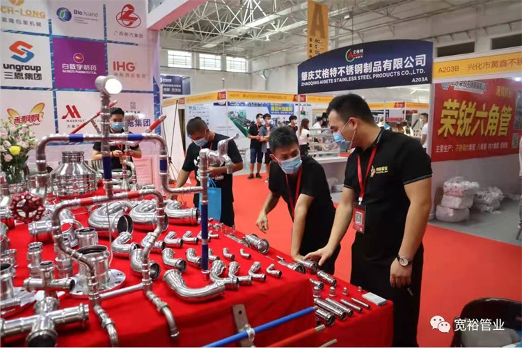 寬裕工程師對于不銹鋼水管配件的詳細(xì)講解，讓客戶更加詳細(xì)的了解產(chǎn)品